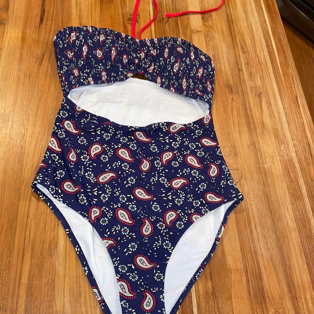 Never worn cups he bathing suit
